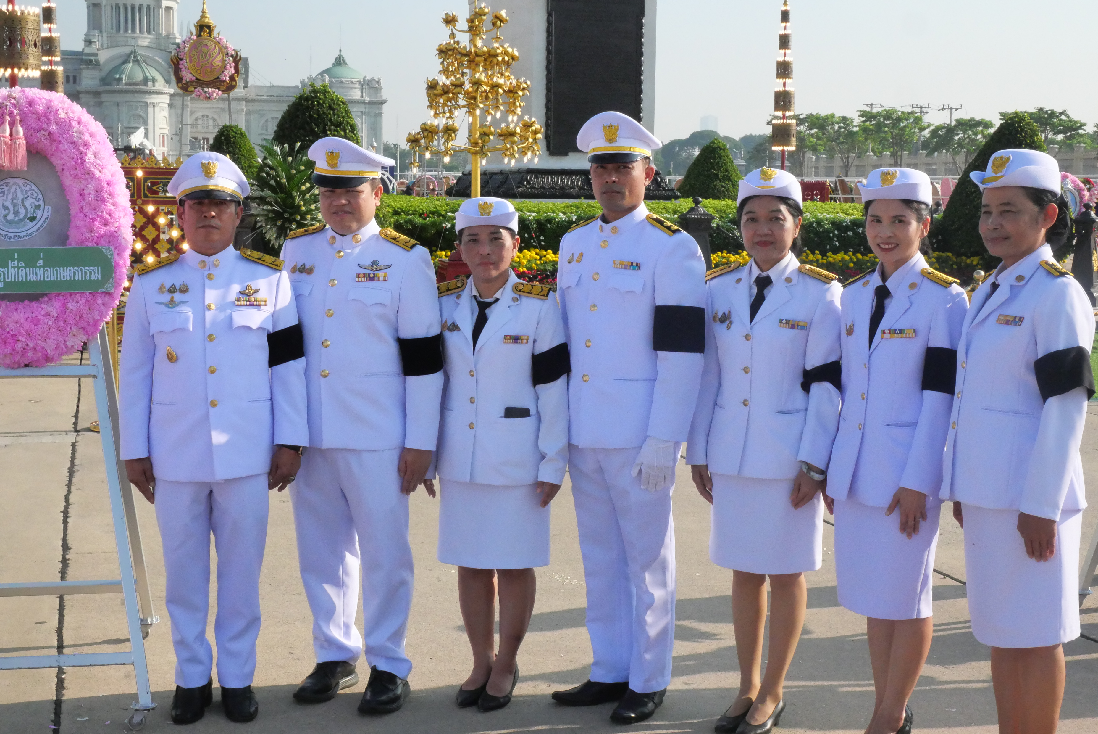 title - ส.ป.ก. วางพวงมาลาน้อมรำลึกในพระมหากรุณาธิคุณ 